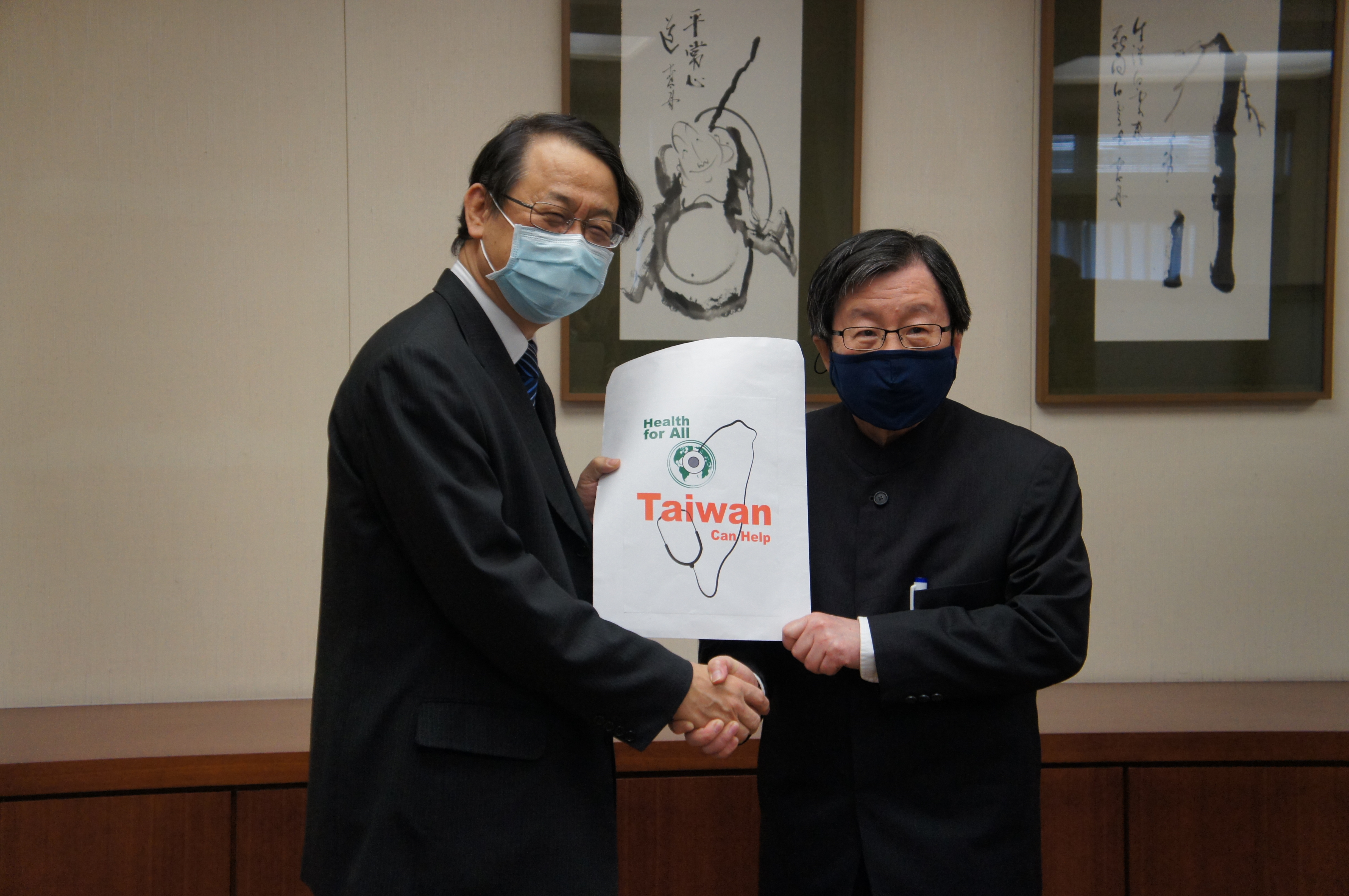 台灣日本關係協會對日本捐輸口罩的目錄捐贈儀式