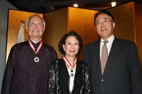 鄭清茂氏・林文月氏に旭日中綬章を伝達