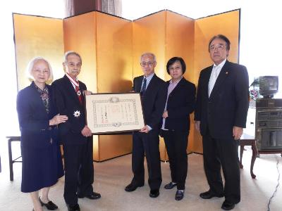 呉阿明氏に旭日重光章を伝達