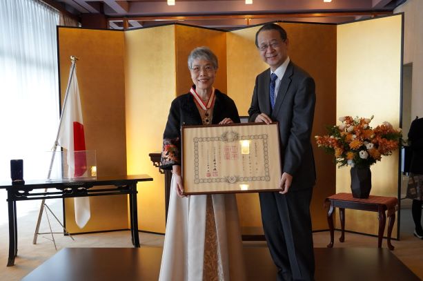 何美玥氏に旭日重光章を伝達しました