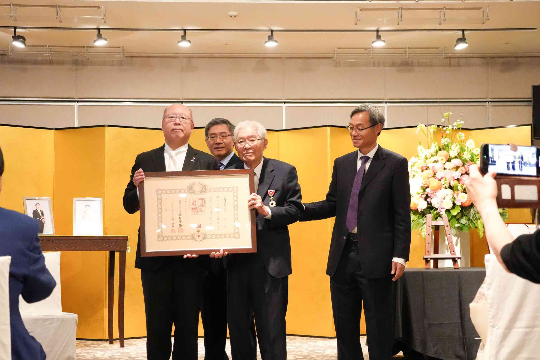 黄崑虎氏に旭日小綬章を伝達