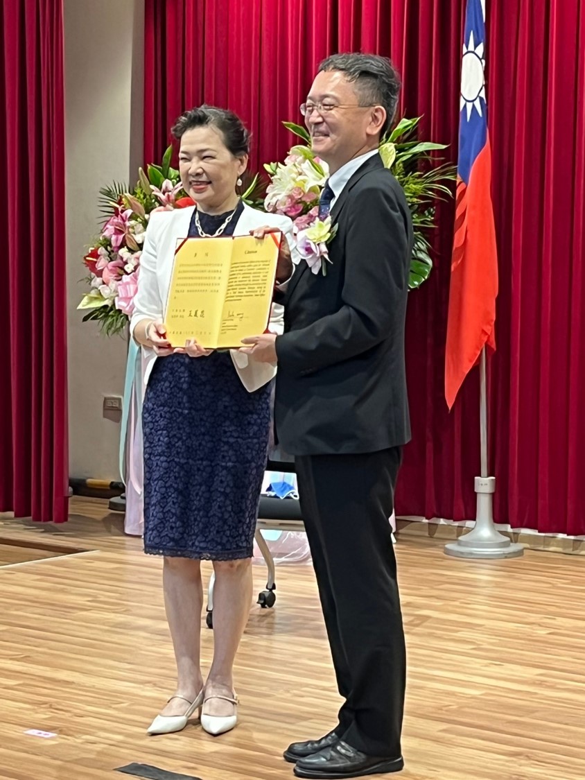 星野光明副代表榮獲經濟部王美花部長頒贈「經濟專業獎章」