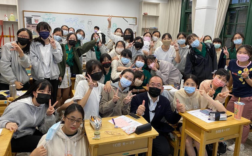 【日語專家派遣事業】在台北市立第一女子高級中學進行賀年卡製作