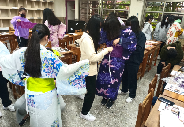 【日本語専門家派遣事業】台北市の萬芳高校で浴衣の着付け体験をしました