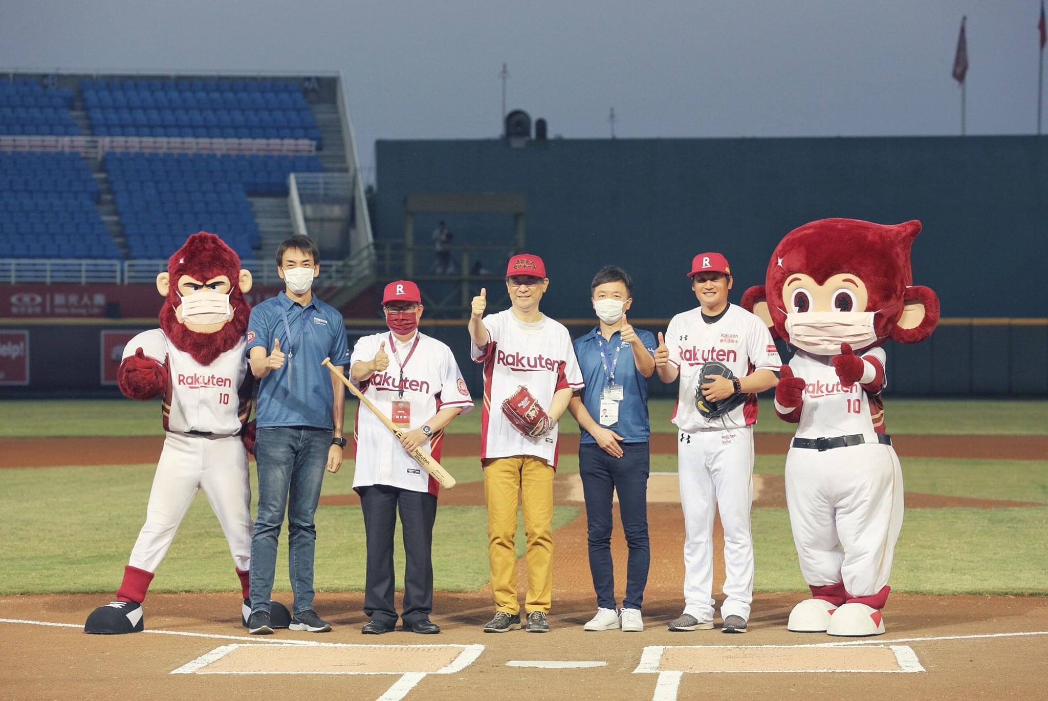 泉代表參加樂天桃猿棒球隊開球活動